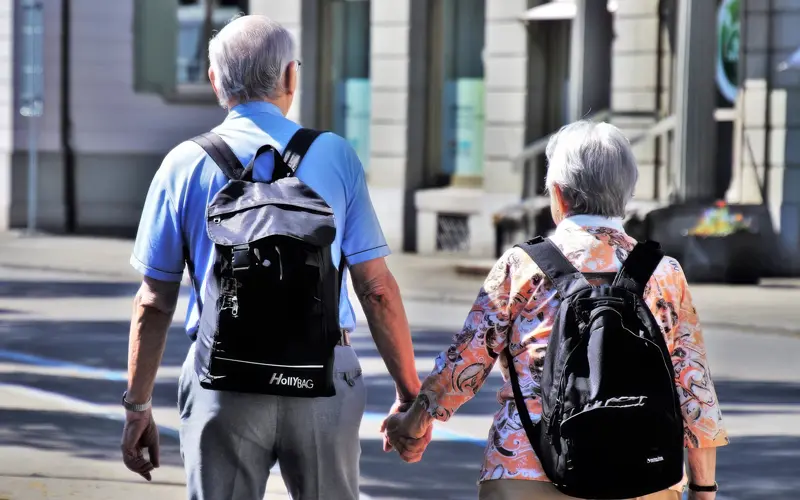 Un couple de peronne âgée en promenade