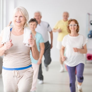 Les cours collectifs et la gymnastique douce : pourquoi sont-ils adaptés aux seniors ?