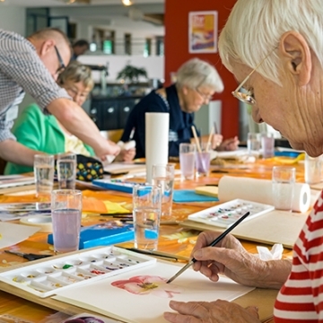 Préserver son autonomie en résidence senior : stimuler son intellect grâce aux activités culturelles