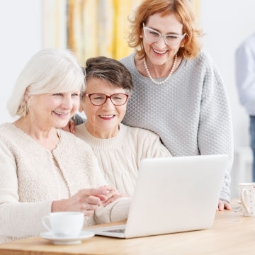 Renforcer les liens sociaux chez les seniors pour lutter contre la solitude